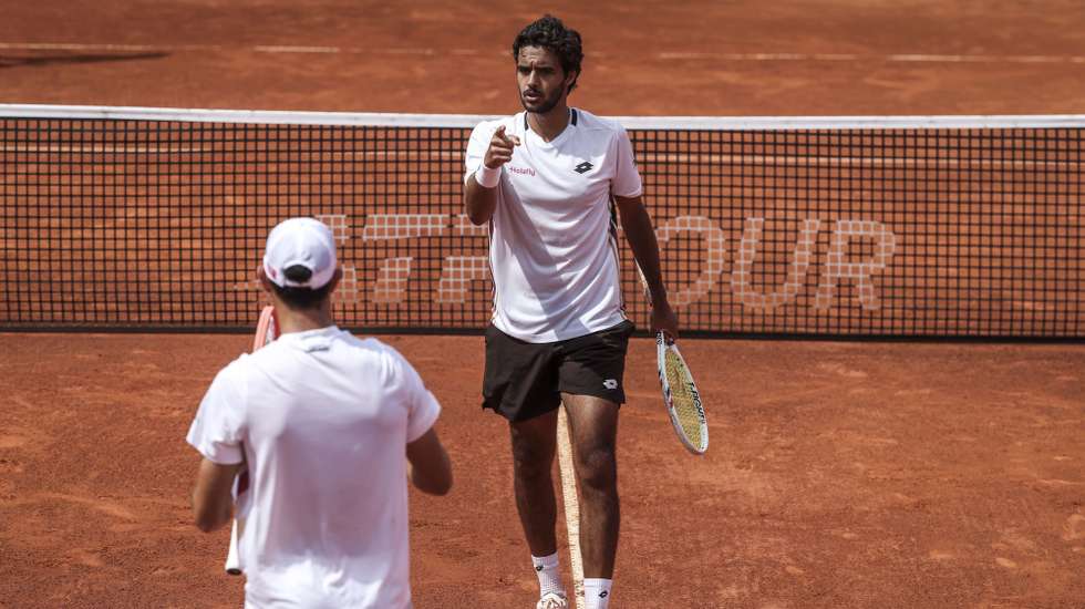 epa13132566 Nuno Borges and Francisco Cabral (R) of Portugal in action against Titouan Droguet and Kyrian Jacket of France, during their semifinal match of the Estoril Open Tennis tournament in Estoril, outskirts of Lisbon, Portugal, 25 July 2026.  EPA/JOSE SENA GOULAO