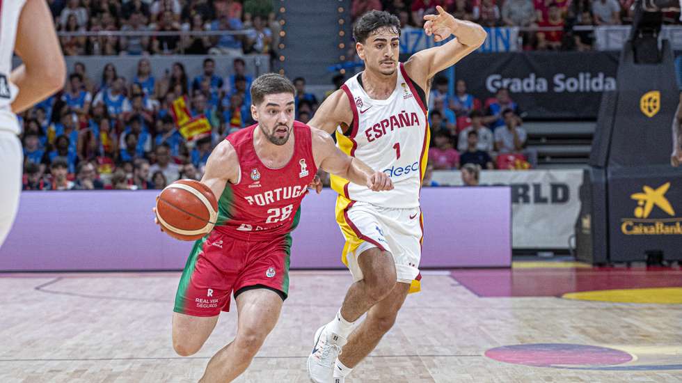 epa13197754 Spain's Alvaro Cardenas (R) and Portugal's Rafael Lisboa in action during a 2027 World Cup Qualifiers basketball match between Spain and Portugal, in Zaragoza, Spain, 28 August 2026.  EPA/JAVIER  BELVER