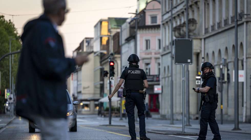 epa13199559 Police officers patroll a street in downtown Aarau, Switzerland, 30 August 2026. A shooting occurred during an event at the Schachen in Aarau late in the evening of 29 August. Several people were injured, according to a statement by the Aargau Cantonal Police on the platform X.  EPA/MICHAEL BUHOLZER