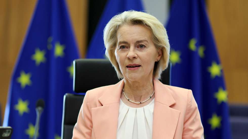 epa13224405 European Commission President Ursula von der Leyen attends the weekly meeting of the College of Commissioners at the European Commission in Brussels, Belgium, 09 September 2026. The College is expected to discuss the Affordable Housing Act, the Public Procurement Act, the European Innovation Act, and a package on the EU's outermost regions.  EPA/OLIVIER HOSLET