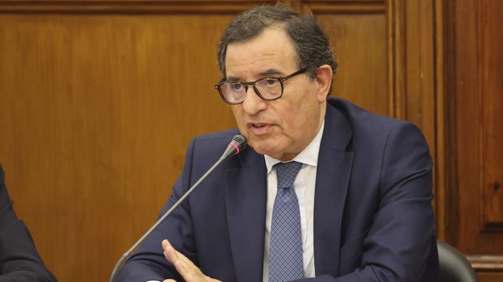 O ministro da Economia e da Coesão Territorial, Manuel Castro Almeida, na Comissão de Economia e Coesão Territorial a requerimento do grupo parlamentar do PS, “sobre o estado efetivo de execução do Plano de Recuperação e Resiliência”, na Assembleia da República, em Lisboa, 16 de setembro de 2026. JOÃO RELVAS/LUSA