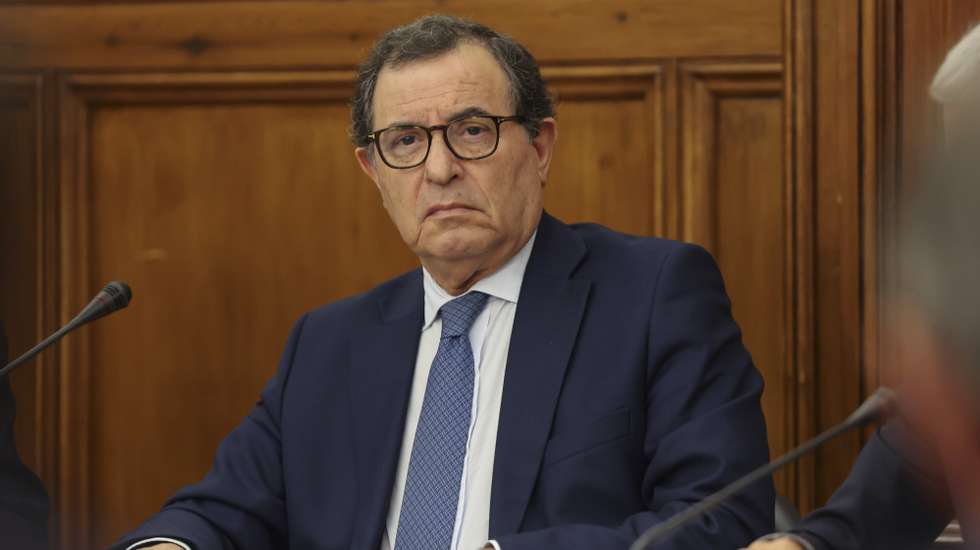 O ministro da Economia e da Coesão Territorial, Manuel Castro Almeida, na Comissão de Economia e Coesão Territorial a requerimento do grupo parlamentar do PS, “sobre o estado efetivo de execução do Plano de Recuperação e Resiliência”, na Assembleia da República, em Lisboa, 16 de setembro de 2026. JOÃO RELVAS/LUSA