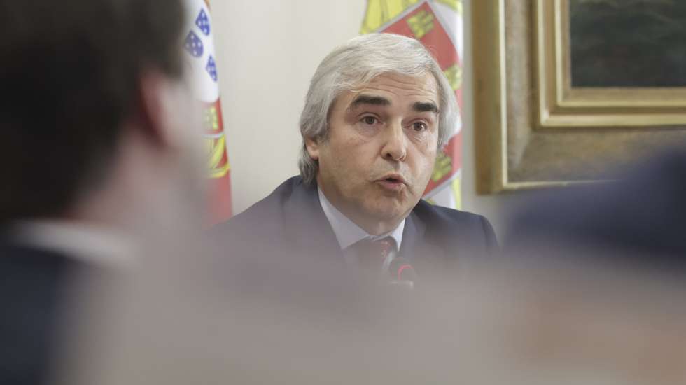 O ministro da Defesa Nacional, Nuno Melo, intervém durante a sua audição na Comissão de Defesa Nacional, sobre dúvidas divulgadas na comunicação social acerca do suposto afastamento de uma empresa portuguesa do processo de aquisição de três fragatas ao abrigo do SAFE, na Assembleia da República, em Lisboa, 22 de setembro de 2026. ANTÓNIO PEDRO SANTOS/LUSA