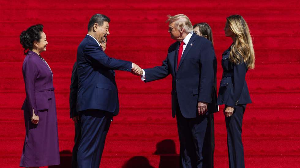 epa13263081 US President Donald Trump (C-R) shakes hands with Chinese President Xi Jinping (C-L) as US First Lady Melania Trump (R) and First Lady of China Peng Liyuan (L) look on outside the National Archives in Washington, DC, USA, 25 September 2026. President Xi's three-day state visit is his first to DC in 11 years.  EPA/JIM LO SCALZO / POOL
