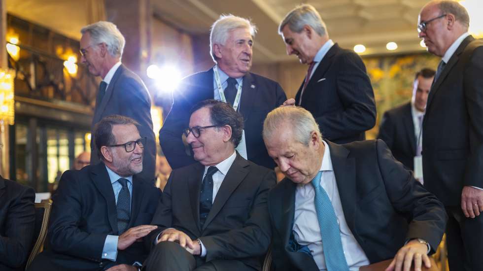 O ministro da Economia e da Coesão Territorial, Manuel Castro Almeida (C), acompanhado pelo ministro da Administração Interna, Luís Neves (E), e pelo presidente da Confederação de Turismo de Portugal (CTP), Francisco Calheiros (D), à chegada para a 8.ª Cimeira do Turismo Português, num hotel em Lisboa, 28 de setembro de 2026. JOSÉ SENA GOULÃO/LUSA