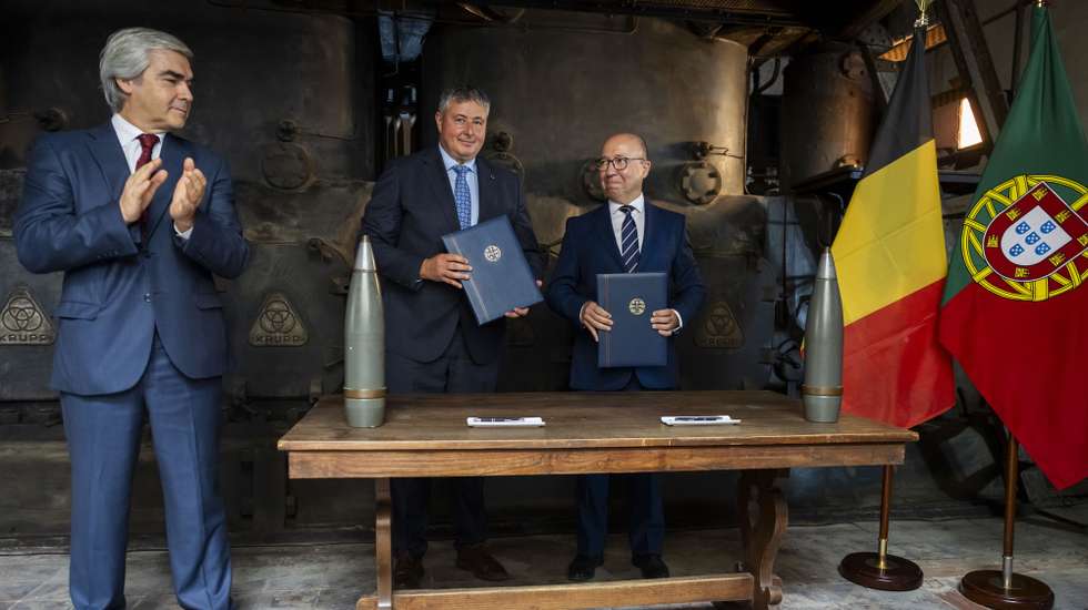 O ministro da Defesa Nacional, Nuno Melo (E), assiste à assinatura do Memorando de Entendimento entre Portugal e Bélgica para a parceria estratégica, com vista à compra conjunta, produção e fornecimento de armas e munições de baixo calibre, no âmbito do instrumento europeu SAFE, pelo subdiretor-geral de Armamento e Património da Defesa Nacional, Rodrigues Mateus (D) e pelo oficial de Estratégia das Forças Armadas da Bélgica, Bernard Phaleg (C), , na Antiga Fábrica da Pólvora Sem Fumo, 29 de setembro de 2026. JOSÉ SENA GOULÃO/LUSA