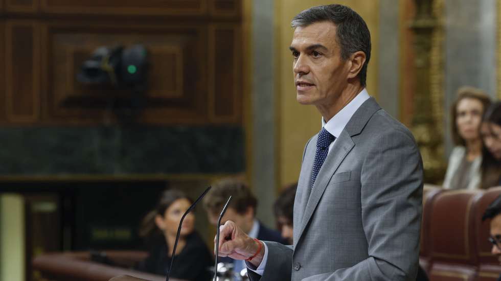 epa13277279 Spain's Prime Minister Pedro Sanchez speaks during a plenary session at the Lower Chamber of the Spanish Parliament in Madrid, Spain, 02 October 2026, during which MPs are to vote on new housing decrees. The eviction of an 87-year-old woman from her rental home after 70 years on 23 September 2026 prompted people across the country to take to the streets to protest against the ongoing housing crisis.  EPA/J.J. GUILLEN