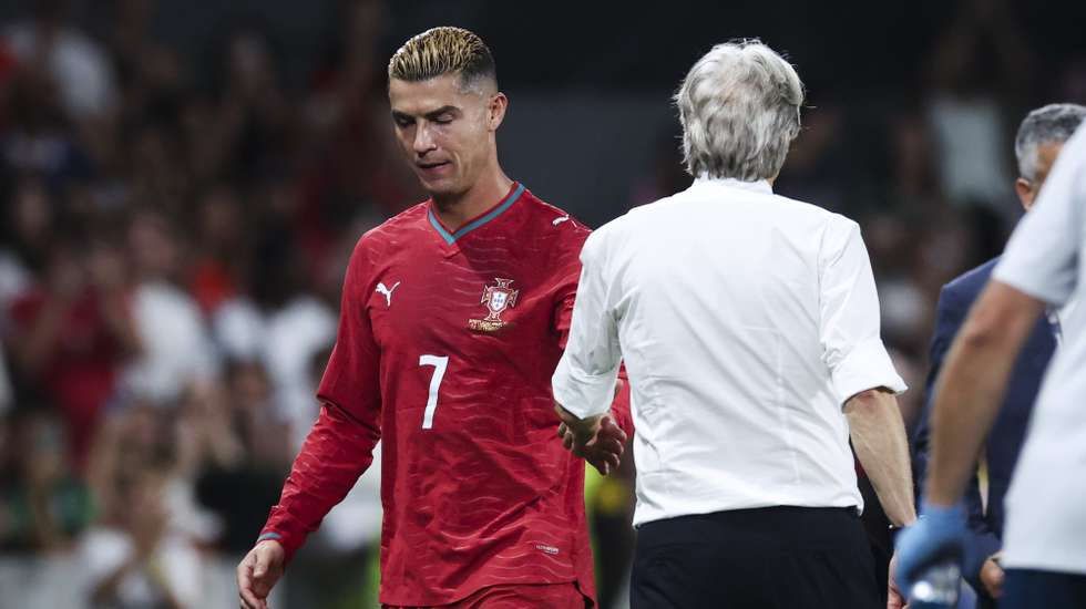 epa13261056 Portugal player Cristiano Ronaldo (L) and head coach Jorge Jesus (R) shake hands after being subbed off during the UEFA Nations League match in Lisbon, Portugal, 24 September 2026.  EPA/JOSE SENA GOULAO