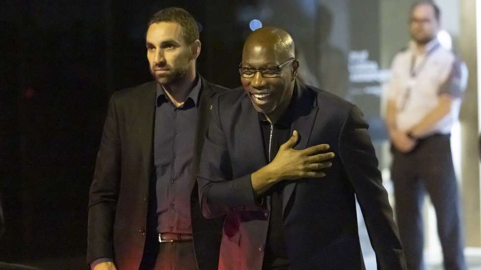 O opositor guineense Domingos Simões Pereira, à chegada ao Aeroporto Humberto Delgado, em Lisboa, 23 de julho de 2026. Simões Pereira estava a cumprir prisão preventiva na Guiné-Bissau desde o passado dia 10 de julho, no âmbito de um processo em que é acusado pela justiça militar de participação numa alegada tentativa de golpe de Estado ocorrida em outubro de 2025. JOSÉ SENA GOULÃO/LUSA