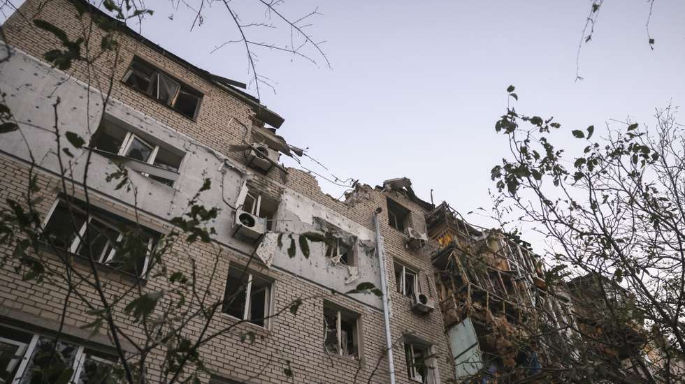 epa13291122 A view of a damaged building at the site of a Russian attack on a residential area in Zaporizhzhia, Ukraine, 09 October 2026, amid the ongoing Russian invasion. At least one person died, and eight other people were injured in overnight Russian glide-bomb strikes on a residential area in Zaporizhzhia, according to the State Emergency Service report.  EPA/OLEG MOVCHANIUK