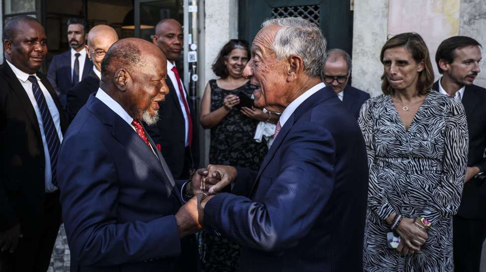 O antigo Presidente da República de Moçambique, Joaquim Chissano (E), cumprimenta o antigo Presidente da República de Portugal, Marcelo Rebelo de Sousa (E), à chegada para participar na Conferência "Portugal-Moçambique: Diálogo, Cooperação e Desenvolvimento", organizada pela Fundação Mário Soares e Maria Barroso, em Lisboa, 12 de outubro de 2026. TIAGO PETINGA/LUSA