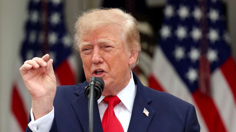 epa13307016 US President Donald Trump speaks as members of professional police and firefighters' organizations eat lunch in the Rose Garden at the White House in Washington, DC., USA, 15 October 2026.  EPA/TOM BRENNER / POOL