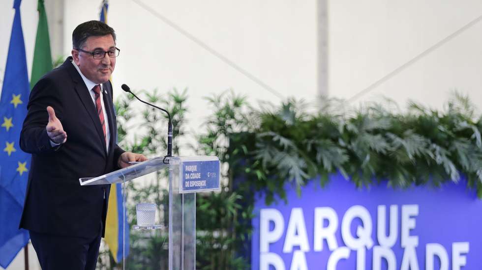 O presidente da câmara municipal de Esposende, Benjamim Pereira discursa durante a cerimónia de lançamento da primeira pedra do Parque da Cidade de Esposende que contou com a presença do primeiro-ministro Luís Montenegro (ausente na fotografia), 28 Abril 2024. MANUEL FERNANDO ARAUJO/LUSA
