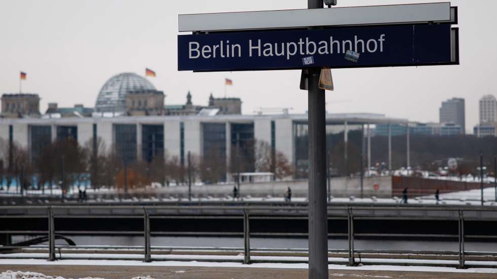 epa12638324 A view of a snow-covered platform at Berlin Central Station with the Reichstag building, seat of the German Parliament (Bundestag), in the background, ahead of expected severe winter weather in Berlin, Germany, 09 January 2026. The German Meteorological Service (Deutscher Wetterdienst) has forecast heavy snowfall and harsh conditions for the day.  EPA/CLEMENS BILAN