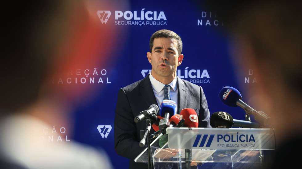 O ministro da Presidência, António Leitão Amaro participa na cerimónia de inauguração da nova ala modular do Centro de Instalação Temporária (CIT) da Unidade Habitacional de Santo António (UHSA) no Porto, 26 de outubro de 2026. JOSÉ COELHO/LUSA