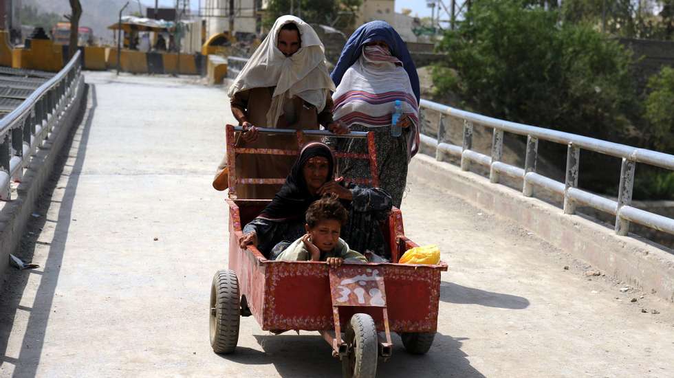 epa05374400 Afghan people cross the Pak- Afghan Toorkhan border crossing, Afghanistan, 18 June 2016. Pakistani authorities opened Pak-Afghan border after five days after deadly clashes between two countries that killed one soldier of each country. Tension at Pak-Afghan border in Toorkham remain high as both sides exchanged heavy firing on the same day over a row on building gates at Pakistani side of the border as the Afghan authorities consider it violation of unmarked porous border at Durand line.  EPA/GHULAMULLAH HABIBI