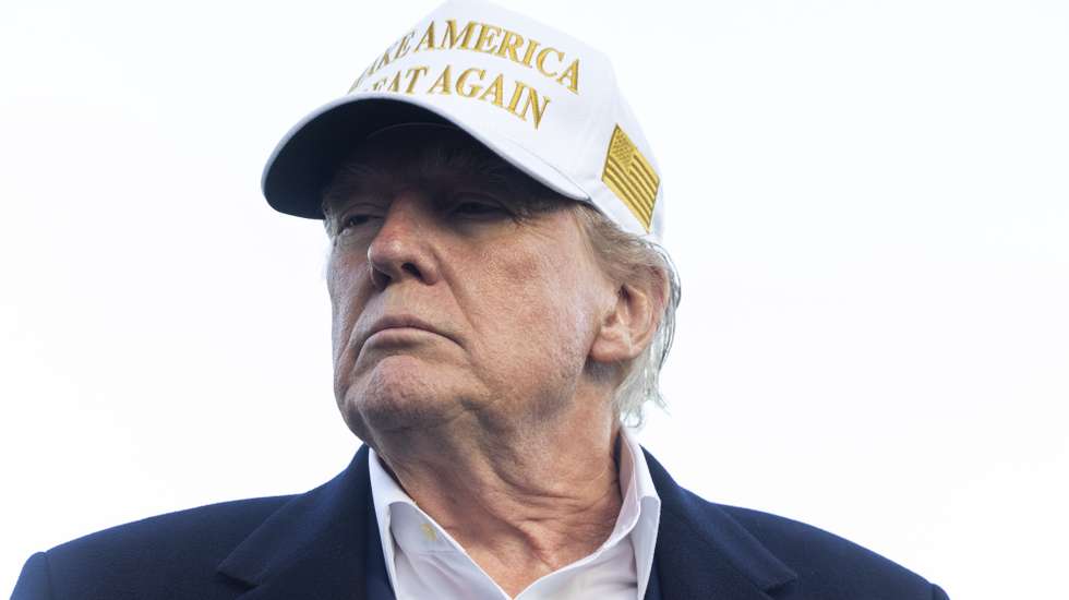 epa12059684 US President Donald Trump returns to the White House from his New Jersey golf club in Washington, DC, USA, 27 April 2024. As his presidency approaches the 100-day mark, a new Washington Post-ABC News-Ipsos poll puts his approval rating at 39 percent.  EPA/JIM LO SCALZO / POOL