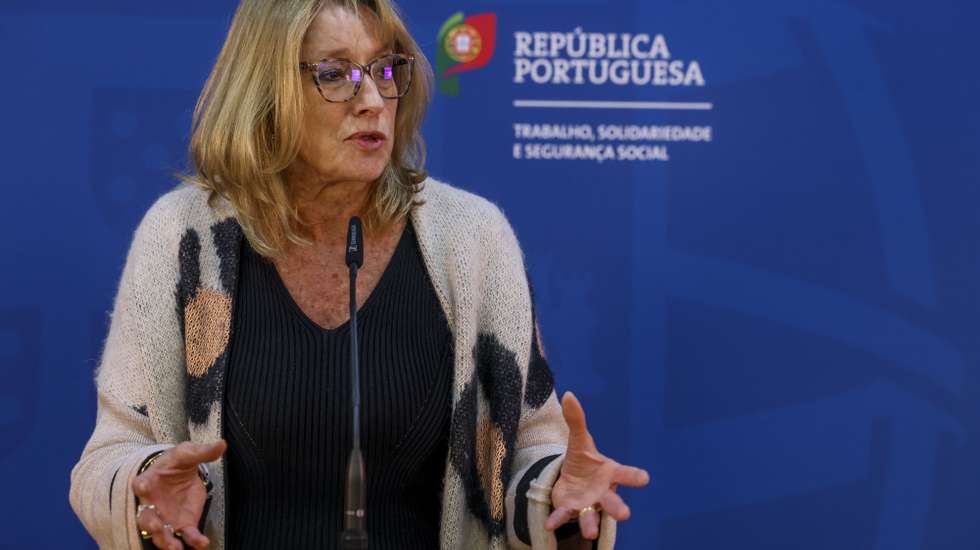 A ministra do Trabalho, Solidariedade e Segurança Social, Rosário Palma Ramalho, fala à comunicação social após uma reunião com uma delegação da UGT chefiada pelo seu secretário-geral, Mário Mourão, para retomar a negociação do anteprojeto Trabalho XXI, após a interrupção provocada pela greve geral, na sede do ministério em Lisboa, 16 de dezembro de 2025. TIAGO PETINGA/LUSA