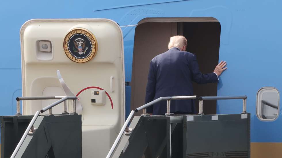epaselect epa12492359 US President Donald Trump boards Air Force One at Gimhae Airport in Busan, South Korea, 30 October 2025. Trump is returning to the United States following talks with Chinese President Xi Jinping during a two-day visit to South Korea.  EPA/YONHAP SOUTH KOREA OUT