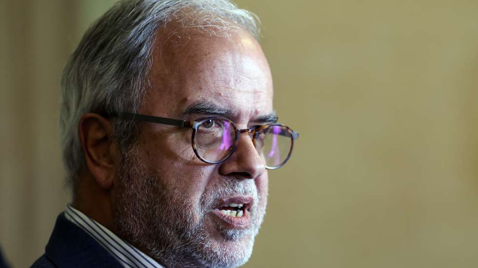 O coordenador do Bloco de Esquerda (BE), José Manuel Pureza, fala à comunicação social após ter entregue uma participação à Procuradoria Geral da República (PGR) para que esta proceda ao apuramento dos factos sobre a autorização de utilização da Base das Lajes por parte dos Estados Unidos, na Procuradoria Geral da República, em Lisboa, 06 de abril de 2026. ANDRÉ KOSTERS/LUSA