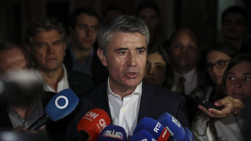 O secretário-geral do Partido Socialista (PS), José Luís Carneiro, presta declarações à comunicação social à chegada para a Reunião da Comissão Política Nacional, na sede nacional do partido, em Lisboa, 30 de abril de 2026. Na sequência da sua eleição na Comissão Nacional realizada no dia 19 de abril, os novos órgãos do PS reúnem-se pela primeira vez na Comissão Política Nacional. ANTÓNIO COTRIM/LUSA