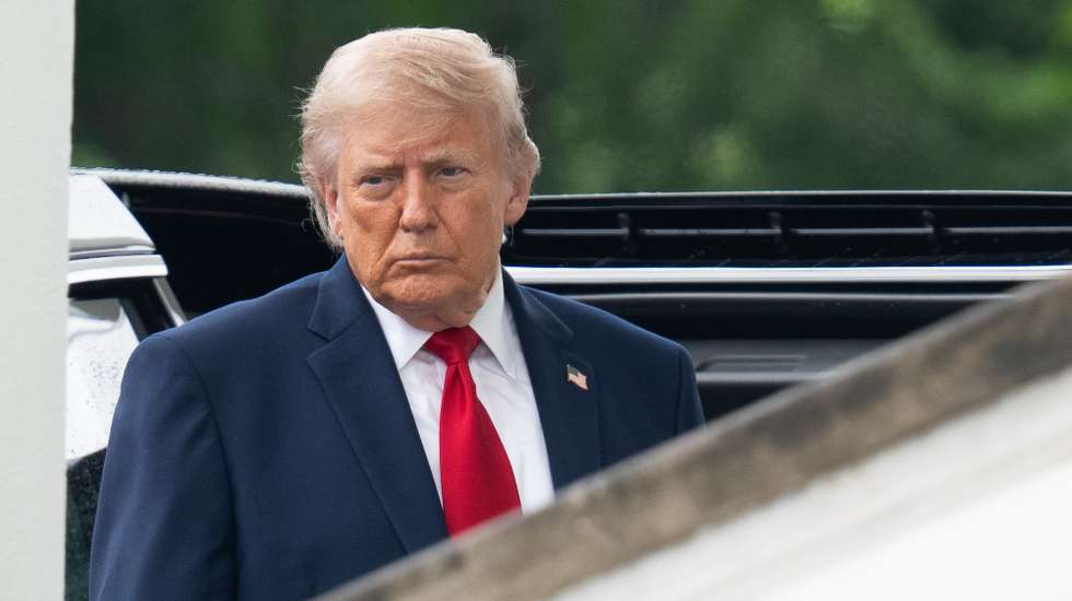 epa12993435 US President Donald Trump inspects the columns of the North Portico of the White House in Washington, DC, USA, 25 May 2026.  EPA/AARON SCHWARTZ / POOL