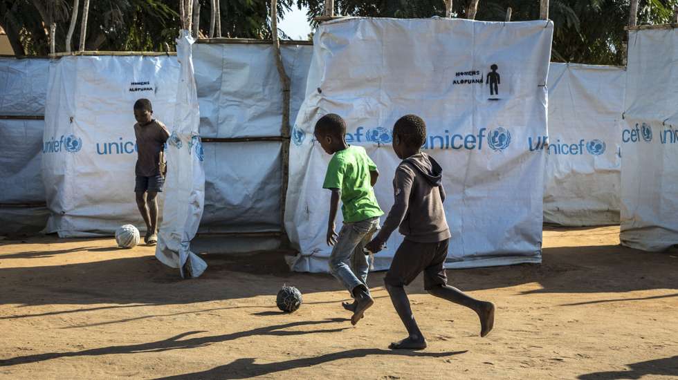 Deslocados de violência armada instalados nos terrenos da escola 3 de Fevereiro em Metuge, Cabo Delgado, norte de Moçambique, 25 de julho de 2020. São uma equipa da organização não-governamental (ONG) Save the Children que em conjunto com o Fundo das Nações Unidas para a Infância (UNICEF) mantém um programa de proteção das crianças - que representam metade dos 250.000 deslocados na província. (ACOMPANHA TEXTO DE 26 DE JULHO DE 2020). RICARDO FRANCO/LUSA