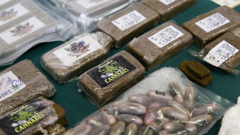 Material apreendido pelo Comando Territorial de Coimbra, através do Núcleo de Investigação Criminal (NIC) da Lousã, no âmbito de uma investigação por tráfico de estupefacientes que durava há cerca de um ano, onde os suspeitos vendiam o produto para diversos consumidores dos distritos de Aveiro, Guarda, Viseu, Leiria e Coimbra, que resultou na detenção de seis individuos e 43 quilos de estupefaciente apreendidos, no Destacamento Territorial da Lousã, 26 de janeiro de 2021. PAULO NOVAIS/LUSA