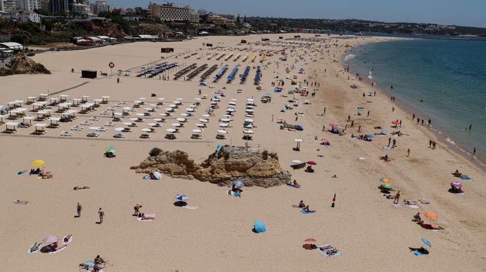 Falta de turistas na praia da Rocha devido à pandemia de covid-19 leva ao desespero de muitos comerciantes, que são obrigados a fecharem as portas por falta de clientes, em Portimão, 24 de junho de 2021. (ACOMPANHA TEXTO DA LUSA DO DIA 27 DE JUNHO DE 2021). LUÍS FORRA/LUSA
