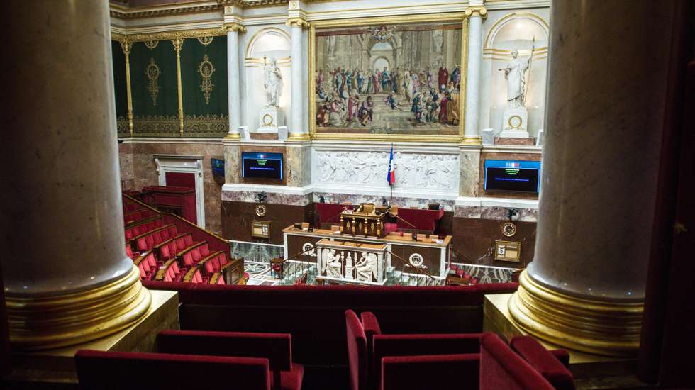 Uma imagem do parlamento francês, em Paris, completamente vazio