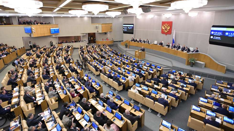 epa09875527 Russian Prime Minister Mikhail Mishustin (front) presents the government's annual report at a session of the Russian State Duma (the lower house of parliament) in Moscow, Russia, 07 April 2022.  EPA/ALEXANDER ASTAFYEV / SPUTNIK / GOVERNMENT PRESS SERVICE POOL MANDATORY CREDIT