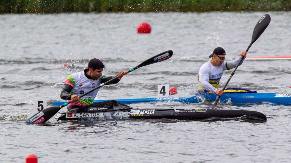 epa09982510 Kevin Santos (L) of Portugal and Dmytro Danylenko (R) of Ukraine compete in the men's K1 200m heats at the ICF Kayak and Canoe World Cup event in Poznan, Poland, 28 May 2022.  EPA/Pawel Jaskolka POLAND OUT