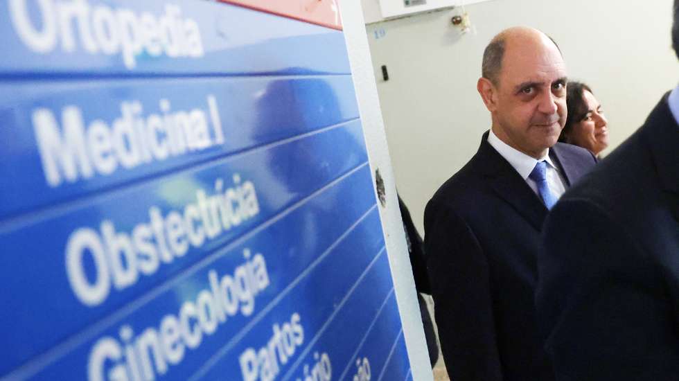 O ministro da Saúde, Manuel Pizarro, durante a visita à zona em obras no Hospital de Portalegre, 10 de janeiro de 2023. NUNO VEIGA/LUSA