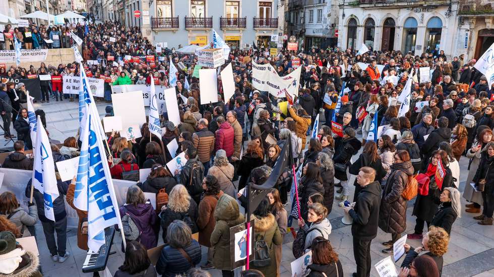 Professores durante a manifestação de professores em dia de greve com distribuição de informação à população sobre as razões da luta dos professores, assinatura de postal de solidariedade com os professores em luta e divulgação das primeiras informações sobre a adesão à greve no distrito de Coimbra, na praça 8 de Maio, em Coimbra, 24 de janeiro de 2023. A greve foi convocada por oito organizações sindicais: Associação Sindical de Professores Licenciados (ASPL), Federação Nacional dos Professores (FENPROF), Pró-Ordem dos Professores - Associação Sindical/Federação Portuguesa dos Professores, Sindicato dos Educadores e Professores Licenciados (SEPLEU), Sindicato Nacional dos Profissionais de Educação (SINAPE), Sindicato Nacional e Democrático dos Professores (SINDEP), Sindicato Independente de Professores e Educadores (SIPE) e Sindicato Nacional dos Professores Licenciados pelos Politécnicos e Universidades (SPLIU), 24 de janeiro de 2023. PAULO NOVAIS/LUSA