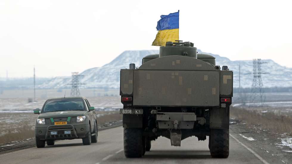 Um veículo militar inserido numa coluna militar na estrada Izium-Bakhmut, na região de Kharkiv (leste da Ucrânia), dirige-se para Bakhmut, cidade decisiva para o controlo da região do Donetsk, no Donbass, Ucrânia, 22 de fevereiro de 2023. Colunas de veículos militares e civis transportando soldados ucranianos dirigem-se hoje para a região em torno da cidade de Bakhmut, no Donbass (leste), onde prosseguem violentos confrontos entre as Forças Armadas da Ucrânia e militares e paramilitares russos. (ACOMPANHA TEXTO DA LUSA). ANTÓNIO PEDRO SANTOS/LUSA