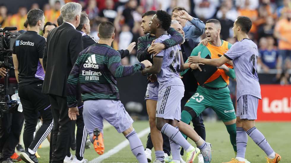 epa10644478 Real Madrid's striker Vinicius Junior (C) reacts after receiving a red card during the Spanish LaLiga soccer match between Valencia CF and Real Madrid in Valencia, Spain, 21 May 2023.  EPA/Kai FORSTERLING