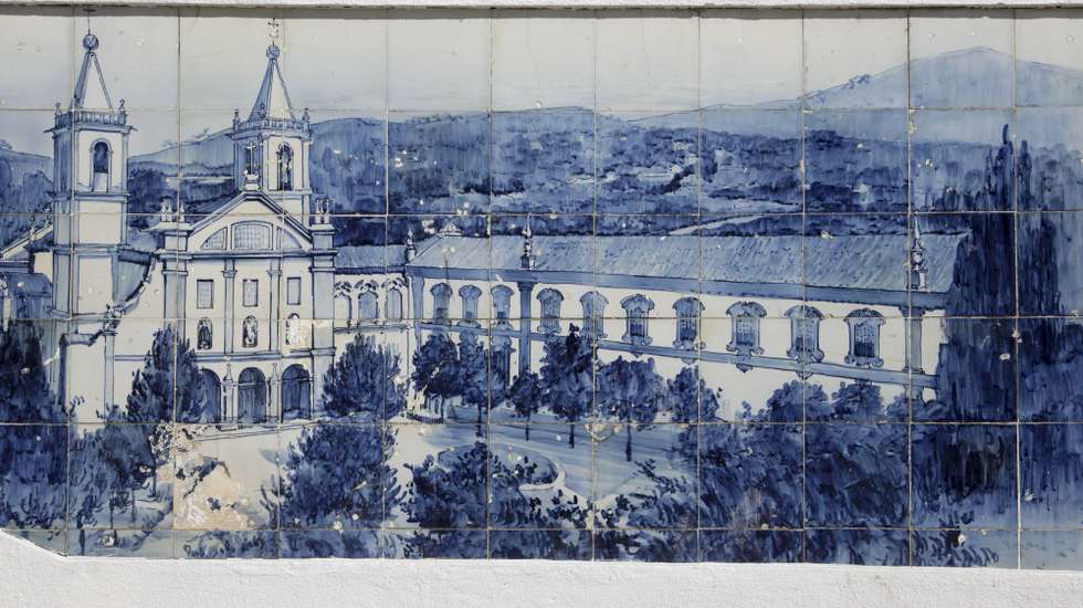 Painel de azulejos alusivos ao Mosteiro de São Bento no largo Coronel Baptista Coelho, Santo Tirso, 4 de outubro de 2017. JOSÉ COELHO/LUSA