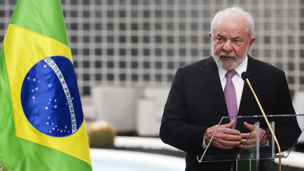 O Presidente do Brasil, Lula da Silva e o Presidente de Cabo Verde, José Maria Neves (ausente na fotografia), durante uma declaração à imprensa, após um encontro, de cerca de uma hora, que decorreu no aeroporto internacional da Praia durante uma paragem de Lula da Silva antes de regressar ao Brasil, depois de participar na cimeira entre a União Europeia e a Comunidade de Estados Latino-Americanos e Caribenhos (CELAC), em Bruxelas, Cabo verde, 19 de julho de 2023. O Presidente brasileiro afirmou hoje, na Praia, que o seu país ficou muito tempo afastado da África, mas prometeu recuperar a “boa e produtiva” relação com o continente, que quer ajudar com transferência de tecnologia e formação. ELTON MONTEIRO/LUSA