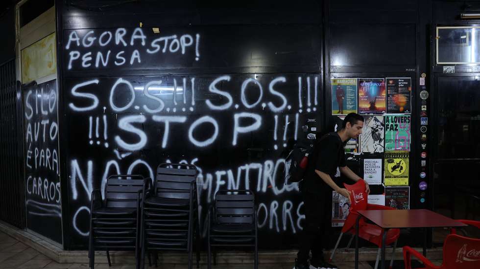 Em causa está a “falta de comunicação e transparência”, o funcionamento do centro comercial