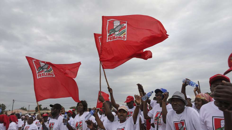 Campanha para as eleições autárquicas de 11 de outubro da Frente de Libertação de Moçambique (Frelimo), partido no poder, Maputo, Moçambique, 26 de setembro de 2023. A capital moçambicana vai ter novo presidente este ano e os três principais partidos avançam com candidatos jovens, todos com a promessa comum de um “novo capítulo” para Maputo, numa campanha que nem a chuva demove. (ACOMPANHA TEXTO DA LUSA DO DIA 30 DE SETEMBRO DE 2023) LUÍSA NHANTUMBO/LUSA