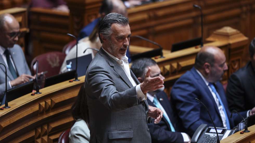 O deputado do IL, João Cotrim Figueiredo, intervém no debate de urgência pedido pelo Bloco de Esquerda sobre a degradação na saúde e falta de médicos. Assembleia da República em Lisboa, 10 de maio de 2023. MIGUEL A. LOPES/LUSA