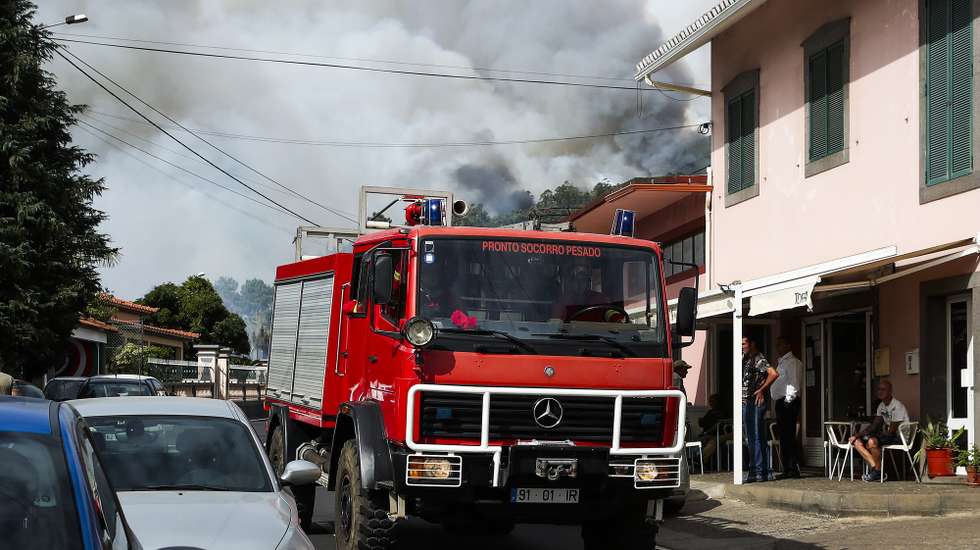 Bombeiros participam no combare ao incêndio no concelho da Calheta, Madeira, 12 de outubro de 2023. O incêndio deflagrou cerca das 18:00 de quarta-feira na freguesia dos Prazeres, no município da Calheta, na zona oeste da Madeira, e motivou a retirada de 120 hóspedes do Hotel Jardim Atlântico”, cerca das 20:00, embora o fogo não tenha atingido a infraestrutura. HOMEM DE GOUVEIA/LUSA