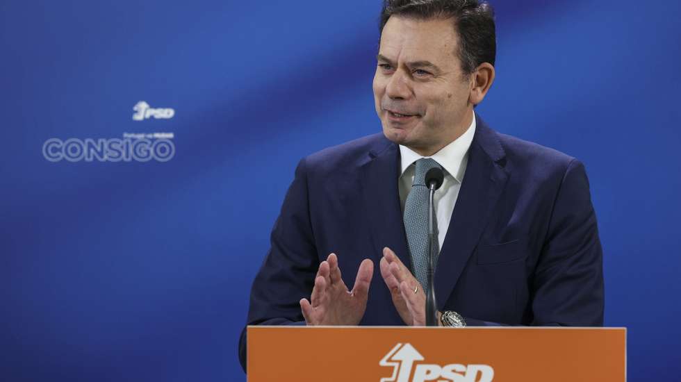 Luis Montenegro, presidente do PSD, fala aos jornalistas na sede do partido sobre os desenvolvimentos da situação política decorrente da demissão do Primeiro-Ministro, António Costa, Lisboa, 7 de novembro de 2023. MIGUEL A. LOPES/LUSA