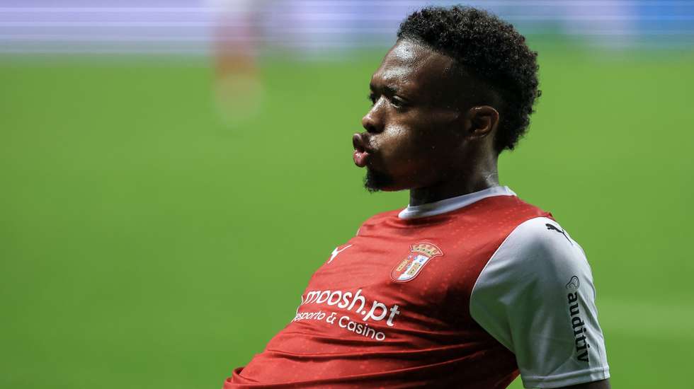 epaselect epa11002427 Braga's Alvaro Djalo celebrates after scoring the 1-1 equalizer during the UEFA Champions League group C soccer match between Sporting Braga and Union Berlin at Braga Municipal stadium, in Braga, Portugal, 29 November 2023.  EPA/JOSE COELHO