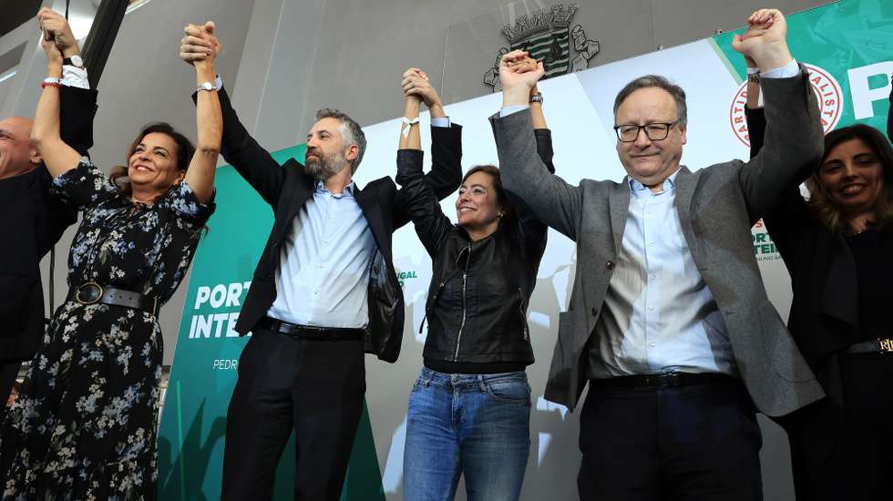 O candidato a secretário-geral do Partido Socialista (PS), Pedro Nuno Santos (CE), ladeado pela presidente da Câmara Municipal de Matosinhos, Luísa Salgueiro (E) e por Francisco Assis (2D), durante um almoço com militantes e simpatizantes do partido em Matosinhos, 26 de novembro de 2023. ESTELA SILVA/LUSA