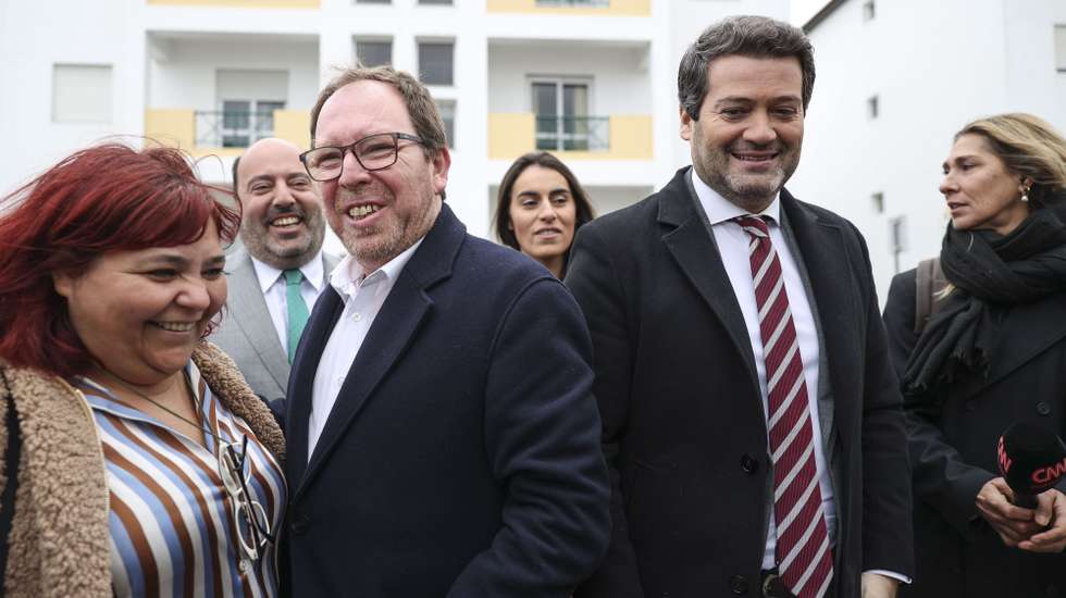 O presidente do Chega, André Ventura (2-D), acompanhado pelo lider do chega/Açores, Jose Pacheco (3-E), momentos antes da reunião com o Sindicato Nacional de Polícia, numa ação de campanha para a eleições regionais do Açores, Ponta Delgada, 29 de janeiro de 2024.Onze forças políticas, incluindo três coligações, disputam no dia 4 de fevereiro os 57 lugares do parlamento açoriano nas legislativas regionais, que decorrem cerca de oito meses antes do previsto. ANDRÉ KOSTERS/LUSA