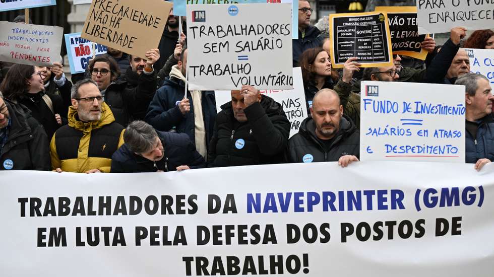 Trabalhadores participam na greve de 24 horas das redações do Jornal de Notícias, TSF, O Jogo e Diário de Notícias, detidas pelo Global Media Group (GMG), convocada pelo Sindicato dos Jornalistas, Porto, 10 de janeiro de 2024. Os trabalhadores do GMG "exigem o pagamento imediato das retribuições em falta, do subsídio de Natal e a remuneração devida aos prestadores de serviço, vulgo “recibos verdes”; exigem que a Comissão Executiva ponha termo imediato a qualquer processo que determine a cessação de contratos de trabalho; exigem que a administração coloque o seu foco no investimento e na melhoria das condições de trabalho de forma a projetar o crescimento do grupo e a propiciar condições para uma efetiva liberdade de informação de todos os cidadãos". FERNANDO VELUDO/LUSA