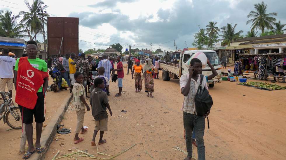 Na vila de Chiùre, sul da província moçambicana de Cabo Delgado, a vida muda, agora, do dia para a noite e o amanhecer na rua deixou de ser possível com a aproximação dos ataques terroristas na última semana, Chiùre, Moçambique, 24 de fevereiro. Na avenida principal da vila, o movimento intenso das primeiras horas do dia, com comércios abertos, centenas de vendedores ao longo de uma rua que se mistura entre terra batida, buracos e algum alcatrão, centenas a comprar ou caminhar sob um sol escaldante, vai esmorecendo ao início da tarde. (ACOMPANHA TEXTO DE 26 DE FEVEREIRO DE 2024). PAULO JULIÃO/LUSA