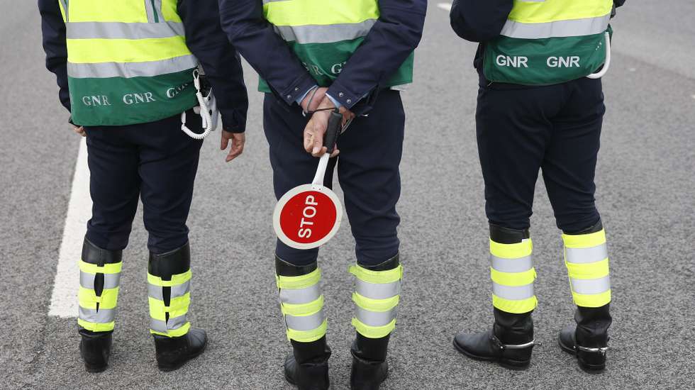 Militares da Guarda Nacional Republicana (GNR) durante uma ação de fiscalização/sensibilização sobre segurança rodoviária na Autoestrada A12, em Palmela, 29 de dezembro de 2023. ANTÓNIO PEDRO SANTOS/LUSA