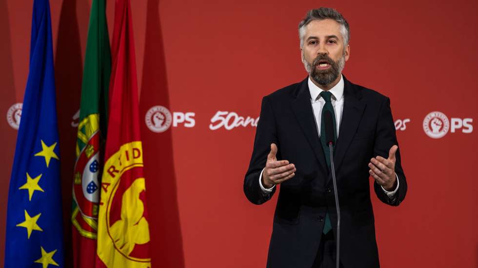 O secretário-geral do Partido Socialista (PS), Pedro Nuno Santos, faz uma declaração aos jornalistas após a tomada de posse do novo governo liderado por Luís Montenegro, na sede do PS, em Lisboa, 03 de abril de 2024. JOSÉ SENA GOULÃO/LUSA